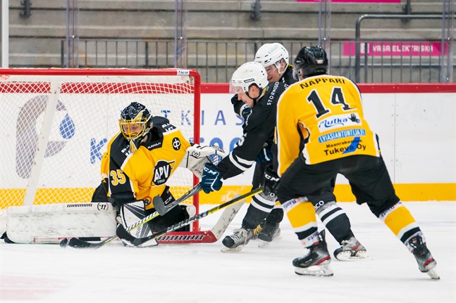 KoMu HT:s förstacenter Mika Kujanpää satte 7–4 bakom APV-målvakten Elias Taipalus.