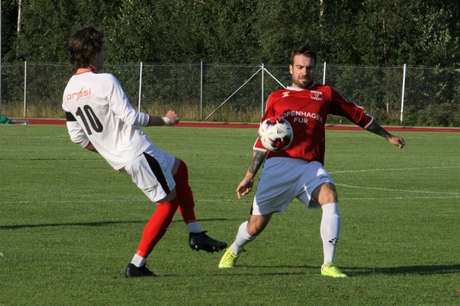 Serhii Chebotarov är spelande tränare i futsallaget BFF Gazije.
