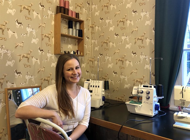 Tuuli Solhagen i sin ateljé Espoo Mending i Esbo, där hon reparerar kläder.