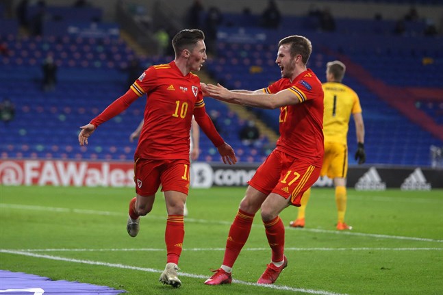 Harry Wilson och Rhys Norrington-Davies firar 1–0-målet.