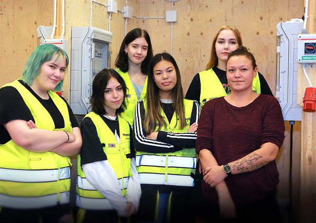 Anisa Seres, Lydia Wester, Emma Carlsson, Jenni Pölkki, Sonia Autio och Sanna Kankaanpää studerar alla el- och automation – en bransch de anser lika lämpad för kvinnor som för män.