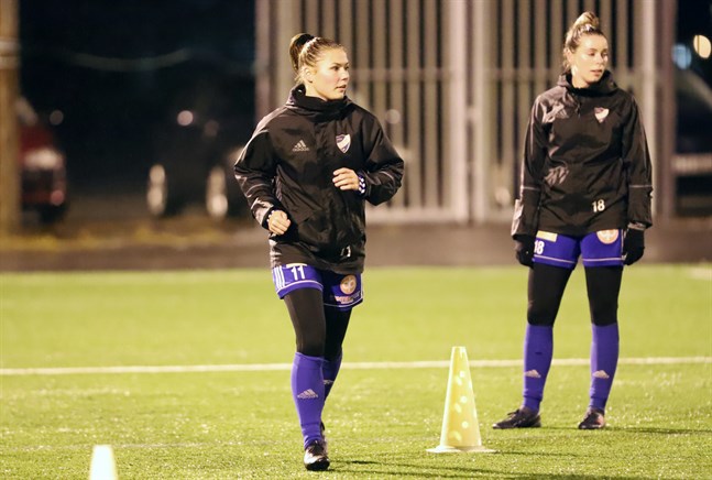 I den näst sista seriematchen mot HauPa stod Fanny Forss för en milstolpe – hon gjorde nämligen sitt 100:e mål i karriären. Enligt Bollförbundets statistik har hon spelat totalt 192 matcher, många av dem i Vasa IFK.