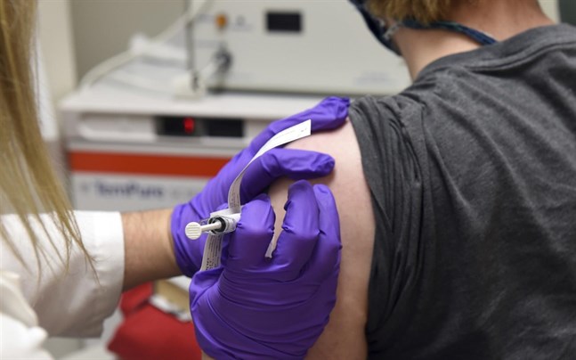 En person får en dos av Pfizers vaccinkandidat.