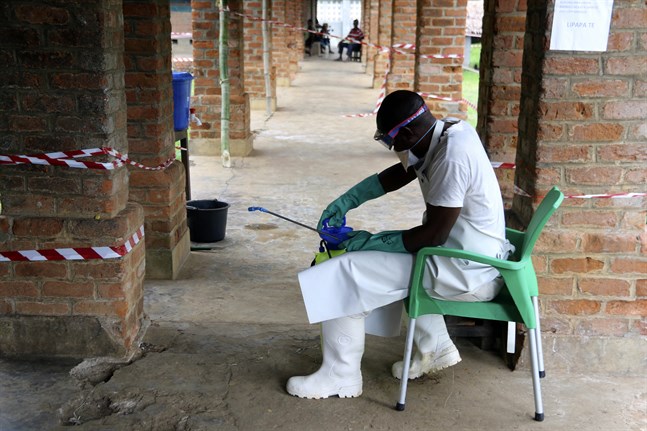 En vårdarbetare iklädd skydd mot ebola i Bikoro i den kongolesiska provinsen Équateur. Arkivbild från en tidigare epidemi.