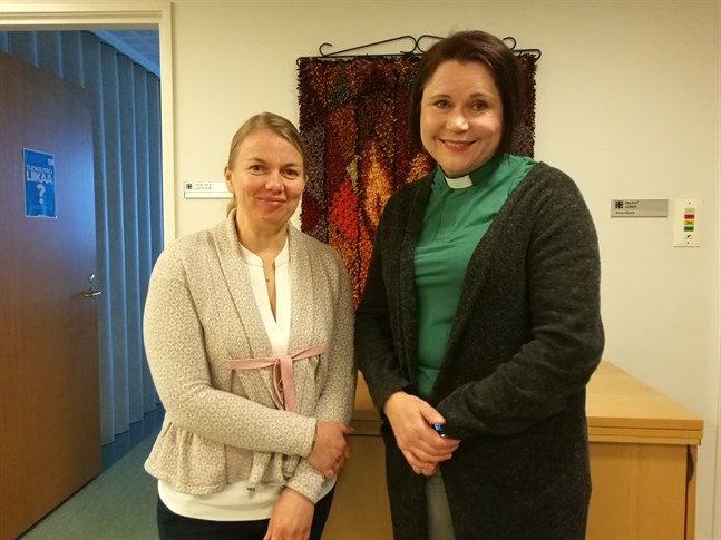 Riikka Peltola leder coronaprojektet inom Karleby kyrkliga samfällighet. Både hon och Karleby finska församlings ledande diakoniarbetare Camilla Honkala vet att viruset lett till större nöd i vissa familjer.