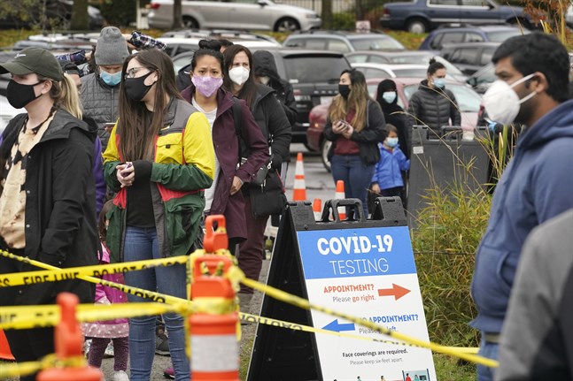 Människor köar för att testa för covid-19 i Seattle, i delstaten Washington, under onsdagen.