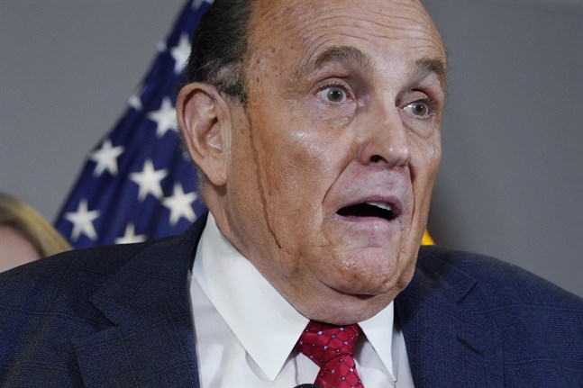 Polisongfärgen rann längs kinderna på Rudy Giuliani.