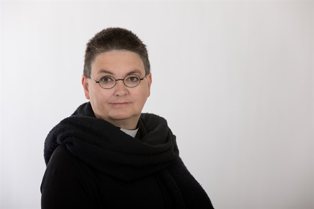 Katarina Gäddnäs är bosatt i Mariehamn, där hon sedan 2018 arbetar som sjukhuspräst. Tidigare har hon jobbat bland annat som lärare och journalist.