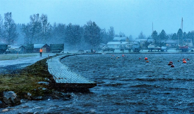 Högt vattenstånd i Gamla hamnviken i Jakobstad.