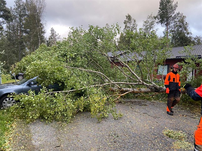 Räddningsverkets personal har ryckt ut ett flertal gånger på grund av stormen. Bilden från Österbottens räddningsverks Facebooksida.