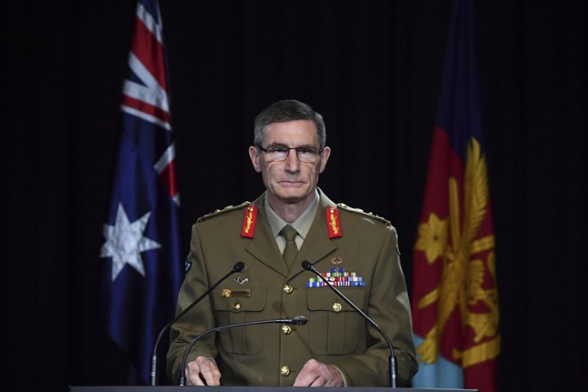 Chefen för den australiska försvarsmakten, Angus Campbell, offentliggör resultatet av krigsbrottsutredningen vid en presskonferens.