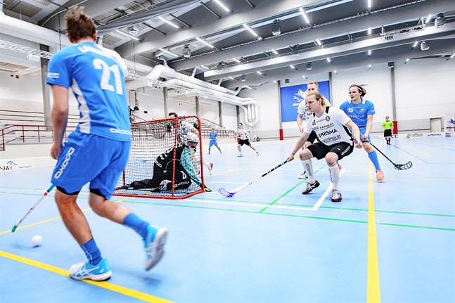 Johnny Fredriksson väntar på inlägg från Christoffer Lassander. Fredriksson satte tre bollar mot MLT.