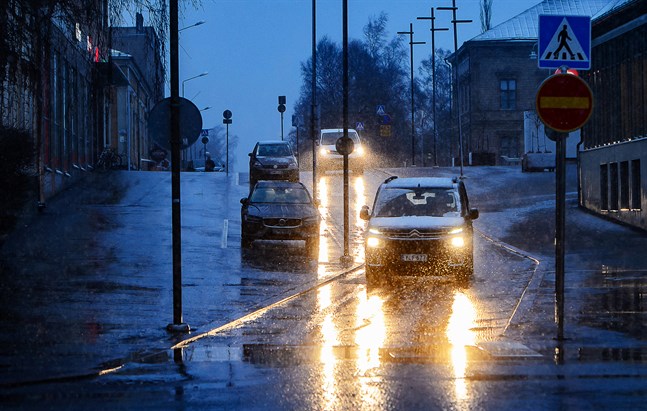 Denna vägstump längs med Rådhusgatan i Jakobstad ska byggas om för 200.000 euro och bli dubbelriktad igen.