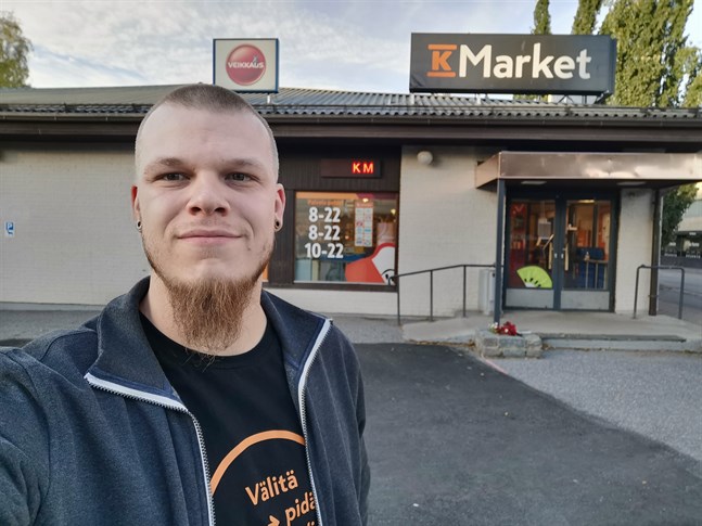 Mikko Keski-Hirvi, köpman på K-Market vid Vasklotbron, vill erbjuda kunderna mer service genom snabbleveranserna.