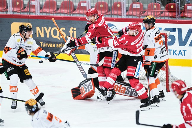 Sports lagkapten Erik Riska (i mitten) gör sin 400:e ligamatch i kväll då KooKoo står för motståndet i Kouvola.