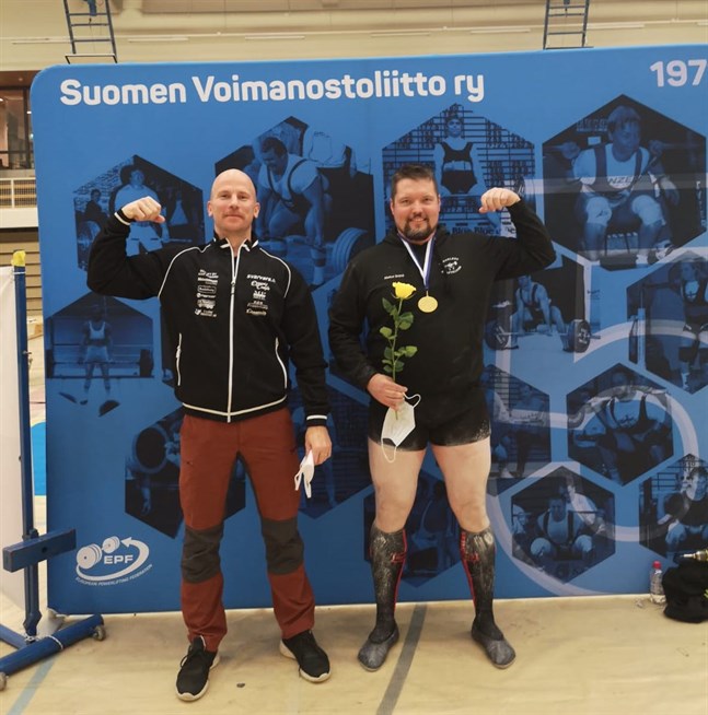 Markus Granö (till höger) kom hem med en guldmedalj för veteranernas FM-tävlingar i Ylöjärvi. Kristian Kulla belade åttonde plats i sin klass.