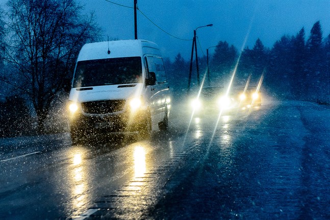Det finns en större risk för olyckor med det dåliga väglaget på fredagen, varnar Meteorologiska institutet.