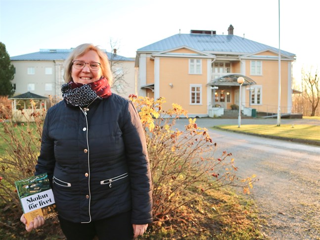 Rektor Susann Friman känner nästintill vördnad när hon tar del av skolans historia genom Gustav Björkstrands historik Skolan för livet.