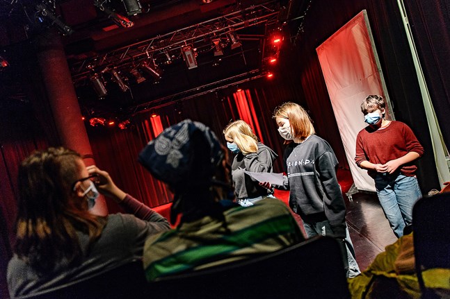 Lovis Klingenberg, Cornelia Höglund och Venla Övermark förbereder ett uppträdande.