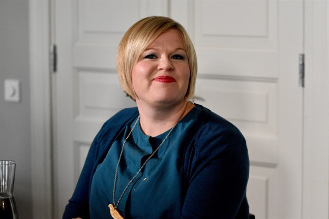 Forsknings- och kulturminister Annika Saarikko (C) säger att cirkusskolan Sirkus Taika-Aika kan trixen för att inspirera barnen, det är en orsak till varför skolan tilldelas årets Barndagspris.