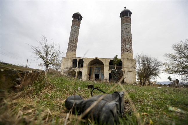 En soldatkänga på marken framför moskén i Aghdam, som nu återgår till azerisk kontroll efter 30 år.