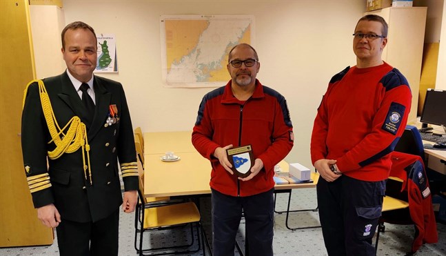 Kommendör Marko Tuominen på Västra Finlands sjöbevakningssektion överräckte en plakett för rådigt ingripande i en sjöräddningssituation åt Juuso Kokkoniemi och Pekka Erkkilä från Karleby sjöräddare.