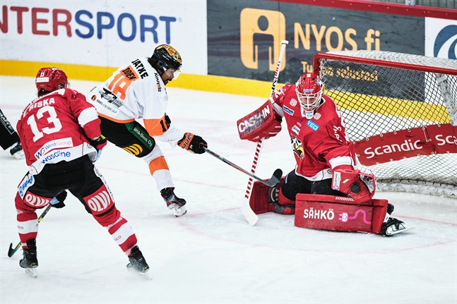 Niko Hovinen har två riktigt starka matcher bakom sig och fortsätter vakta Sports mål.