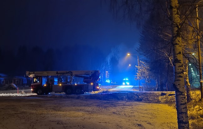 Tidigt på fredagsmorgonen ryckte räddningsverket ut till Karperö där en bil brann kraftigt.