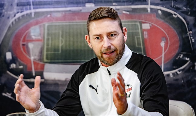 – Det är ytterst viktigt att vi har ett bra samarbete med JBK, säger Jimmy Wargh som efter en säsong som coach för "Klubbi" nu lovat träna Jaro i minst två säsonger.