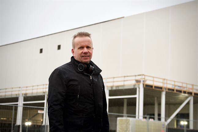 Tommy Grannas, fastighetschef på Wärtsilä, säger att coronaepidemin inte har bromsat bygget och att tidtabellen ser ut att hålla ganska bra.