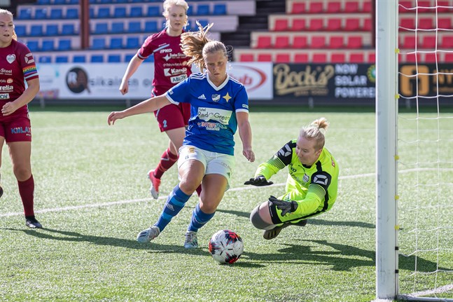 Adelina Ragnäs är sugen på ligaspel med sitt Vasa IFK. Men först måste laget klara två kvalmatcher mot JyPK.