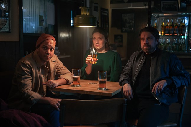 Ernest Lawson, Elena Leeve och Joonas Saartamo väntar på sin tur att gå upp på scenen i Reetta Aaltos film om ståuppkomiker.