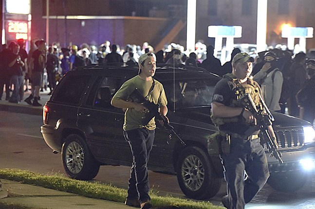 Den mordmisstänka 17-åringen (till vänster) under protesterna i Kenosha i slutet av augusti.