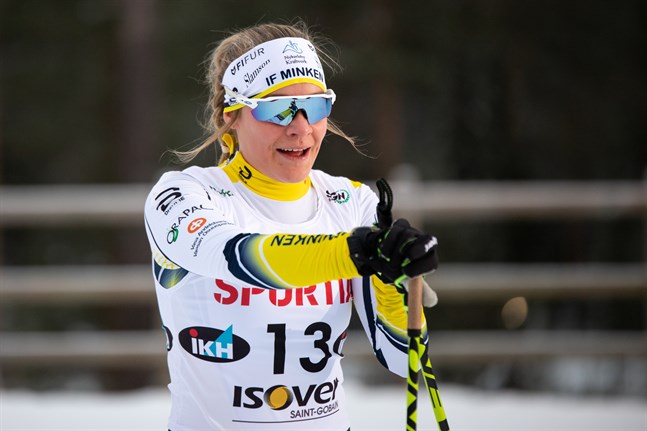 Julia Häger hade en mindre trevlig dag i FM-spåret i Ristijärvi på fredagen.