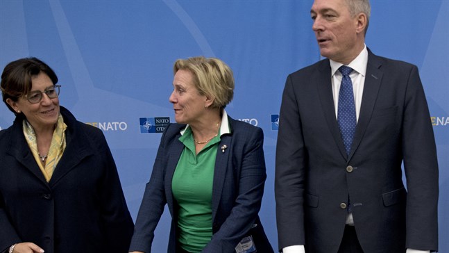 Nederländernas försvarsminister Ank Bijleveld råkade dela med sig av ett lösenord till ett hemligt ministermöte. Här står hon tvåa från vänster, sida vid sida med Italiens och Norges respektive försvarsministrar. Arkivbild.