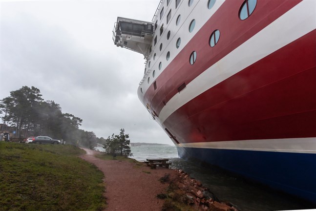 Passagerarfartyget Viking Grace fick bottenkänning i närheten av Mariehamn på lördagen.