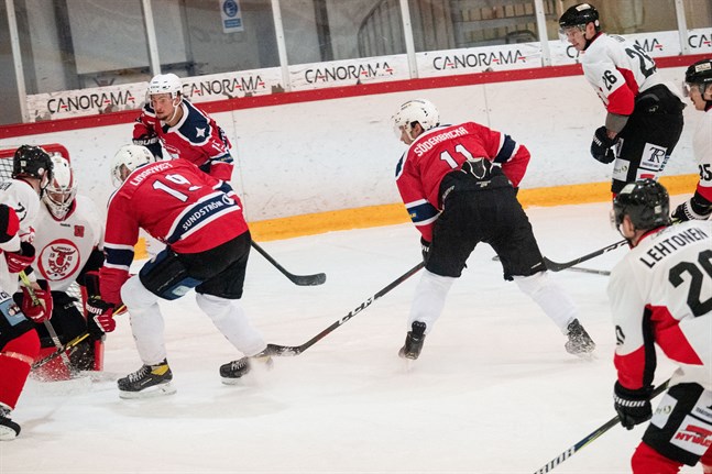 Effektiviteten saknades. Här försöker Joakim Lindqvist med hjälp av Daniel Söderbacka men Anssi Ojanperä står i vägen.