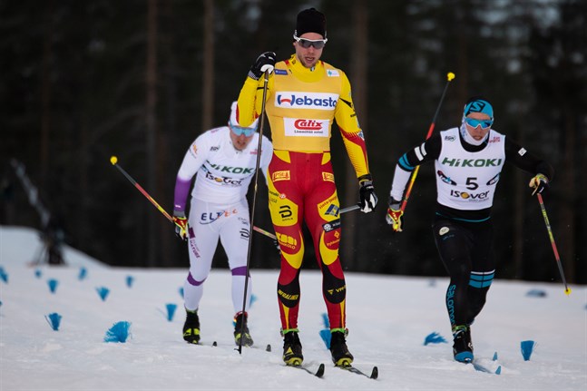 Joni Mäki vinner sprintfinalen i Taivalkoski före Verneri Suhonen (nr 5) och Juho Mikkonen.