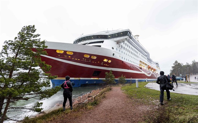 Färjan har gått på grund i hamnen i Mariehamn.