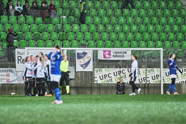 Karoliina Muurimäki i VIFK-målet hade en kämpig eftermiddag. På bilden firar JyPK sitt fjärde mål i matchen.