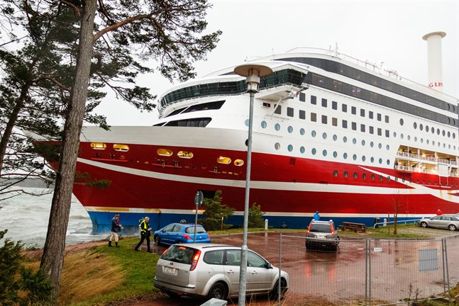 Passagerarfartyget Viking Grace fick bottenkänning i närheten av Mariehamn på lördagen.