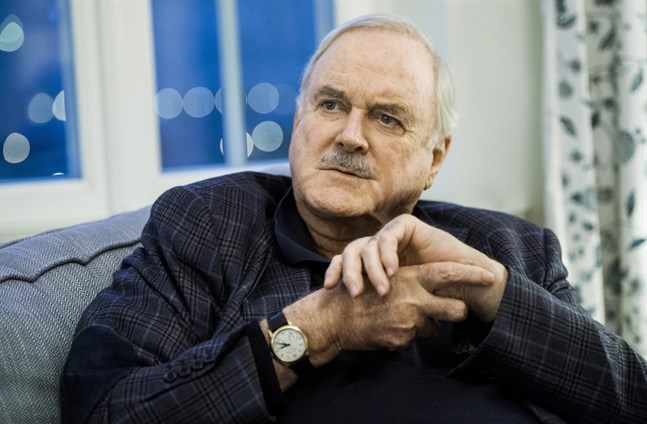 John Cleese uppmärksammar en silhuett på Herr Gårman-skyltar i Haparanda. Arkivbild.