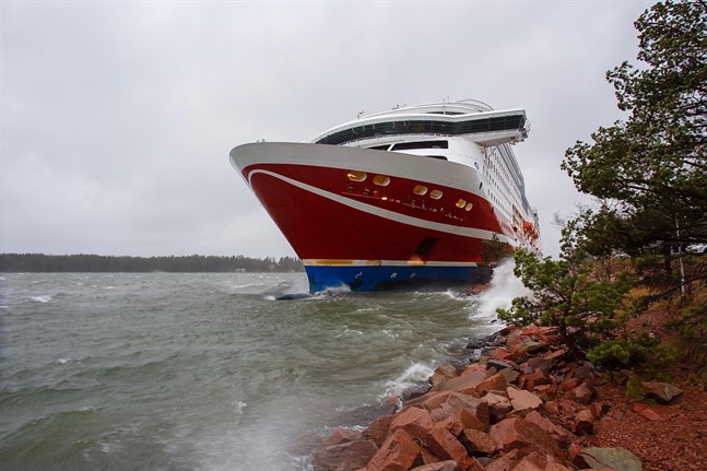 Passagerarfartyget Viking Grace fick bottenkänning i närheten av Mariehamn på lördagen.
