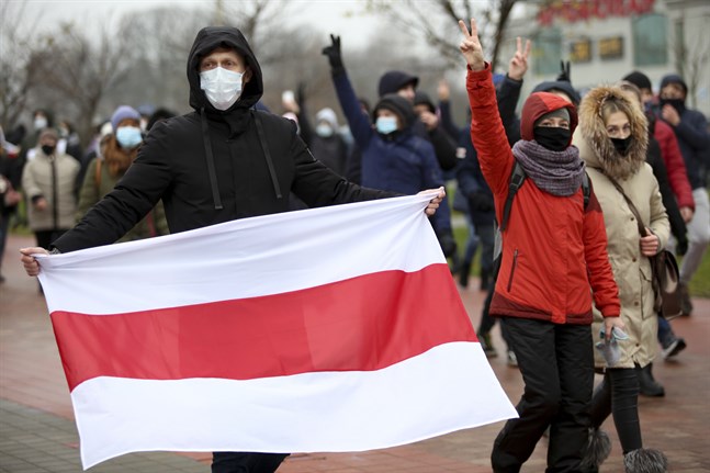 Fler än 10 000 människor uppges ha demonstrerat i Minsk på söndagen.