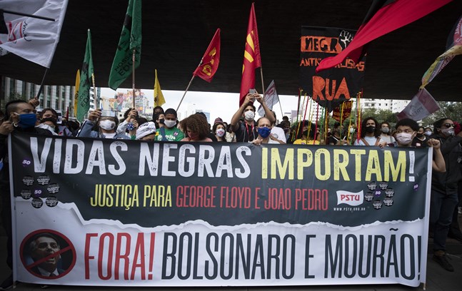Demonstrationer mot rasism i brasilianska Sao Paulo dagen efter en uppmärksammad dödsmisshandel.