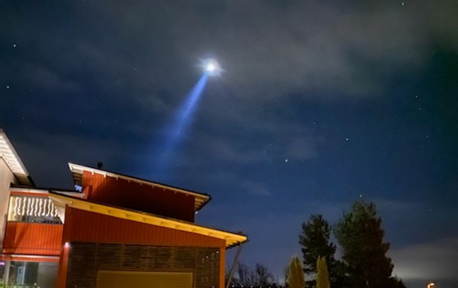 En helikopter rörde sig också med starka strålkastare ovanför Sunnanvik.