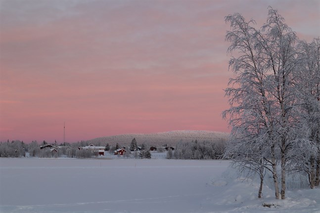 Kameran filmar exempelvis hur himlen byter färg och hur fjälltopparna dag för dag blir allt mer snötäckta.