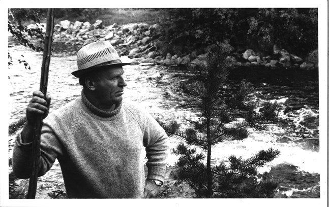 Odin Sikström vid en fors i Esse å, för en JT-artikel inför utgivningen av Dan Andersson-skivan 1977.
