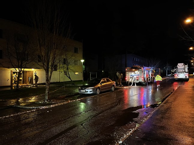 Det började brinna i ett höghus på Castrens gata i Jakobstad.