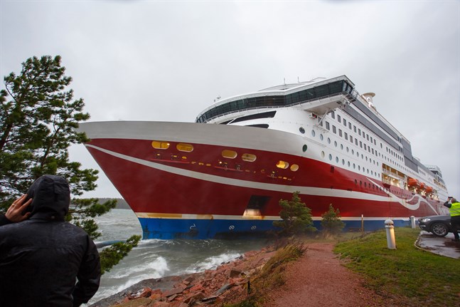 Passagerarfartyget Viking Grace fick på lördagen bottenkänning vid Lotsberget i Mariehamn, söder om Vikingterminalen.
